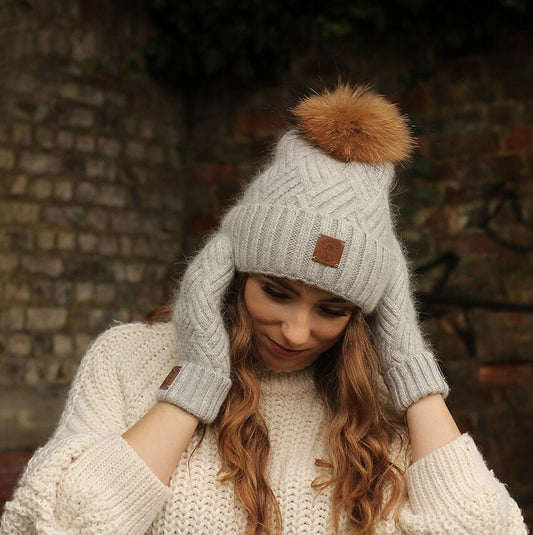 Warm Cashmere Women's Beanie with Fox Fur Pom Pom – Soft Winter Hat, Perfect Gift for Her