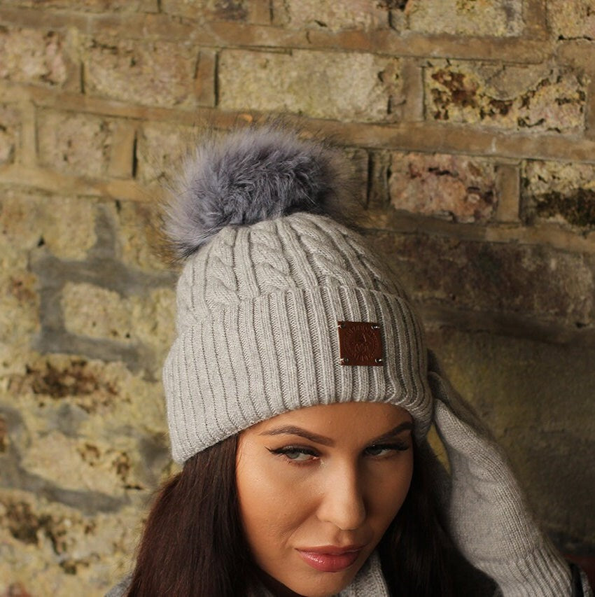 Kaschmir-Set: Mütze, Handschuhe, Schal, Beanie mit Kunstpelz-Bommel, Strickset, gemütliches und superweiches Kaschmir-Winterset für Damen.