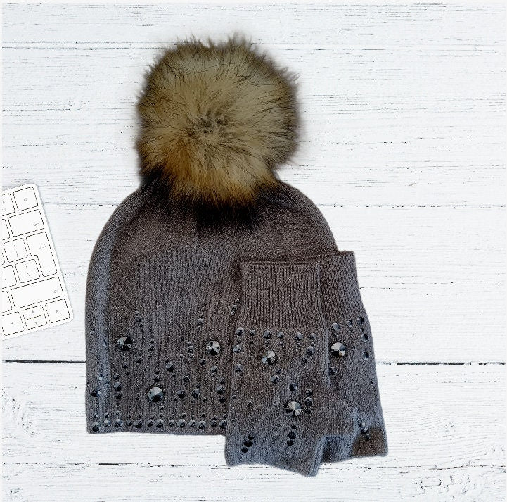 Ensemble brodé en cachemire pour femme : Bonnet à pompon en fausse fourrure brodé et gants sans doigts, Cadeau pour elle