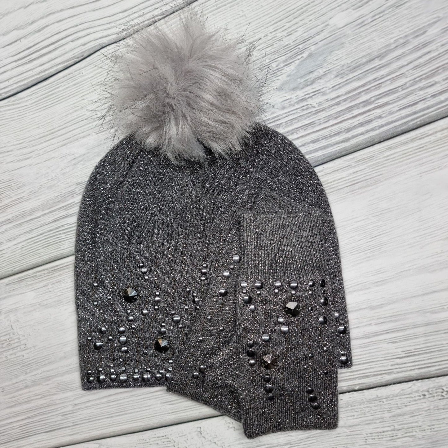 Besticktes Kaschmir-Set für Damen: Bestickte Mütze mit Kunstfell-Pompon und fingerlose Handschuhe, Geschenk für Sie