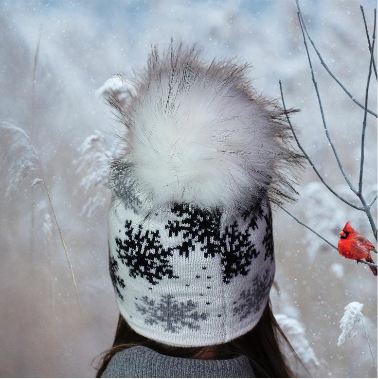 Damen Wintermütze aus Kaschmir mit Kunstfell-Bommel, Doppellagige warme Beanie mit Schneeflocken-Design, Geschenk für Sie