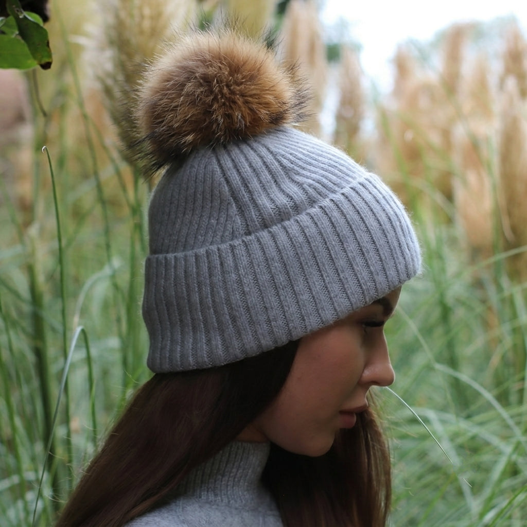 Kaschmir & 100 % REINE SEIDE Gefütterte Mütze – Wintermütze mit Kunstfellbommel, Frizz-frei, für lockiges Haar, luxuriöses Geschenk für sie