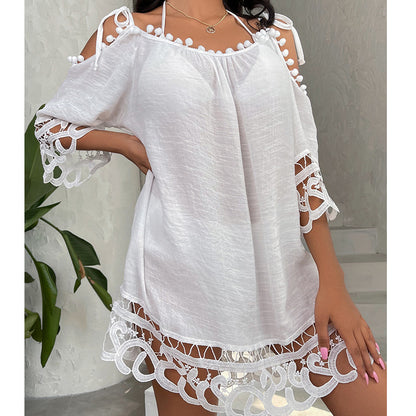 Tenue de plage blanche courte et brodée – une tenue estivale élégante