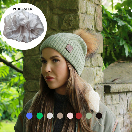 Kaschmir & 100 % REINE SEIDE Gefütterte Mütze – Wintermütze mit Kunstfellbommel, Frizz-frei, für lockiges Haar, luxuriöses Geschenk für sie