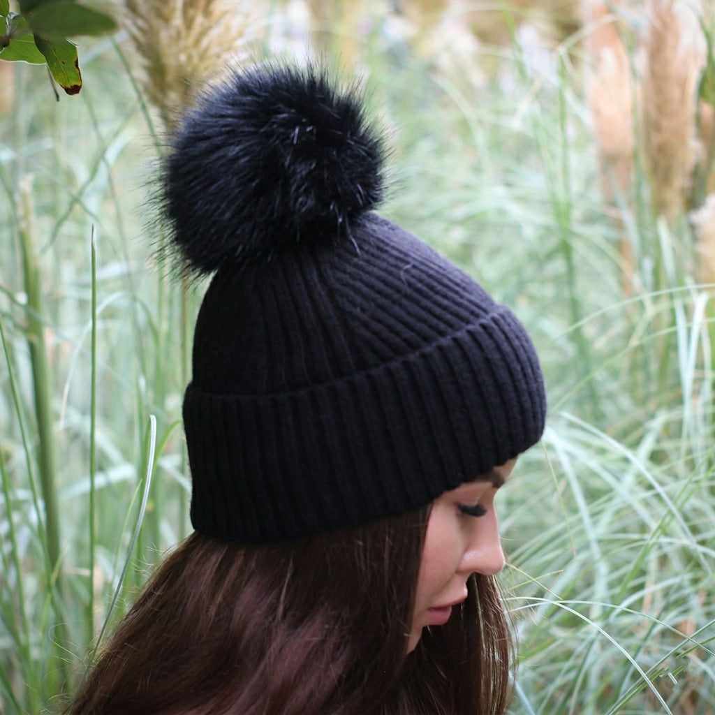 Kaschmir & 100 % REINE SEIDE Gefütterte Mütze – Wintermütze mit Kunstfellbommel, Frizz-frei, für lockiges Haar, luxuriöses Geschenk für sie