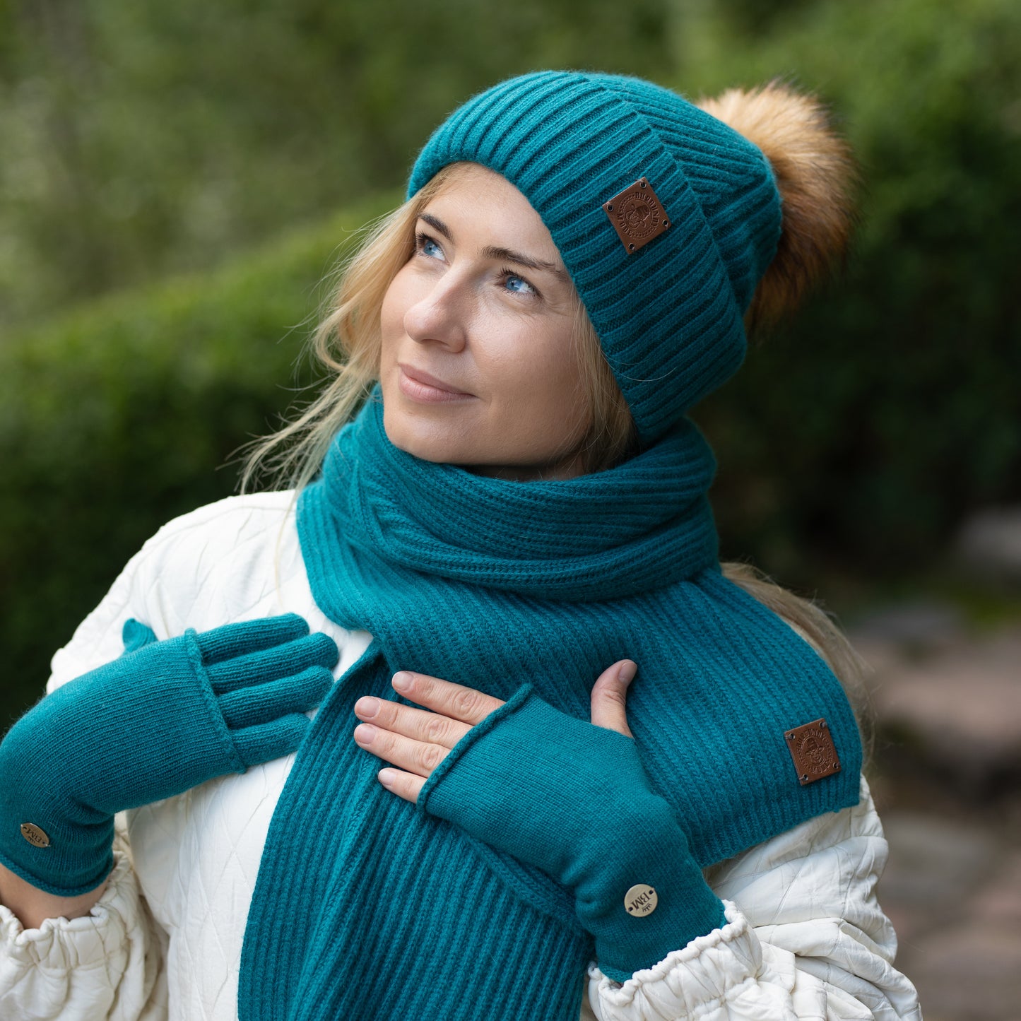 Kaschmir & 100 % REINE SEIDE Gefütterte Mütze – Wintermütze mit Kunstfellbommel, Frizz-frei, für lockiges Haar, luxuriöses Geschenk für sie