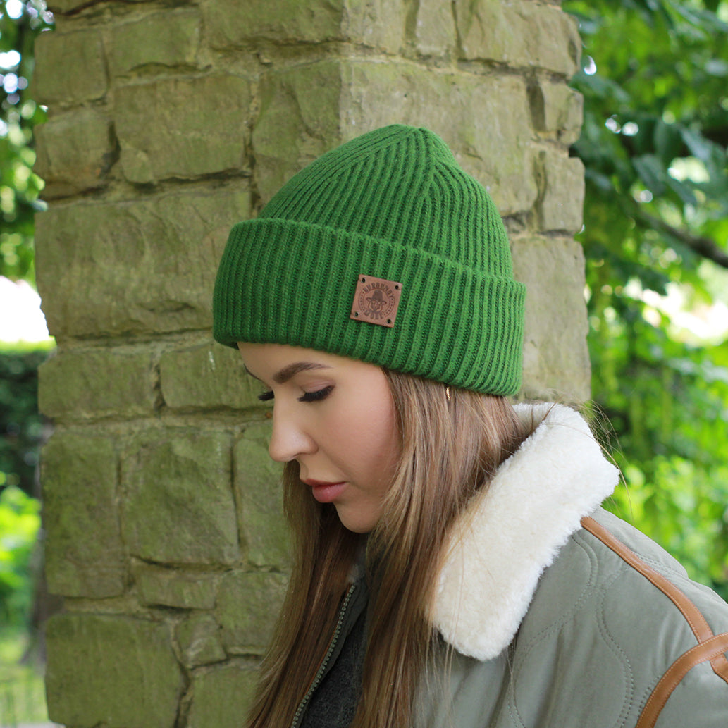 green Women’s cashmere beanie with 100% Thai silk lining – soft, warm, anti-static, frizz-free, protects curls & scalp, perfect for sensitive wear