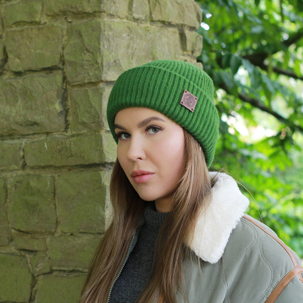 green Women’s cashmere beanie with 100% Thai silk lining – soft, warm, anti-static, frizz-free, protects curls & scalp, perfect for sensitive wear