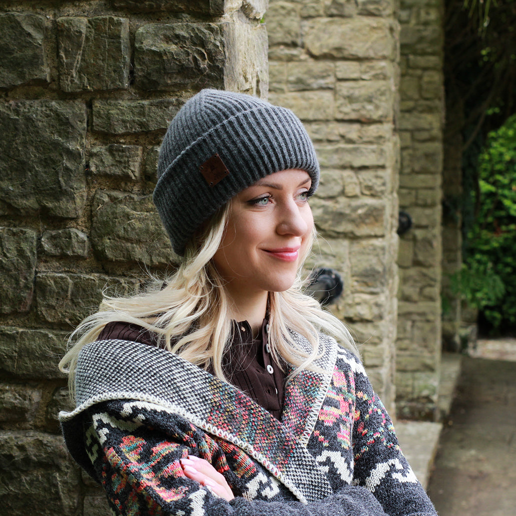 grey Women’s cashmere beanie with 100% Thai silk lining – soft, warm, anti-static, frizz-free, protects curls & scalp, perfect for sensitive wear