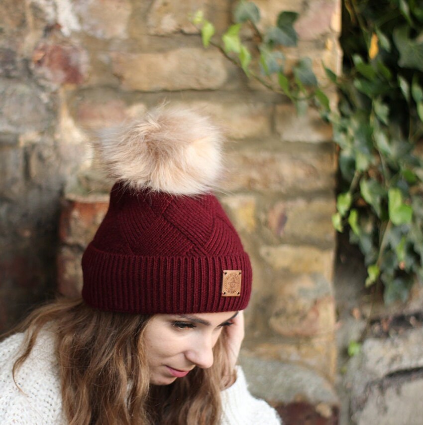 Bonnet d'hiver pour femme avec pompon en fausse fourrure de cachemire, bonnet en cachemire de couleur unie, cadeau pour elle.