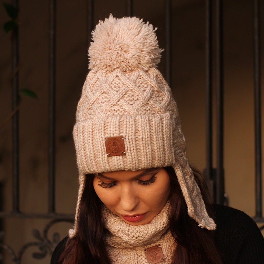 Ensemble d'hiver pour fille, ensemble vegan friendly pour femme : bonnet cache-oreilles, gants sans doigts et cache-cou.