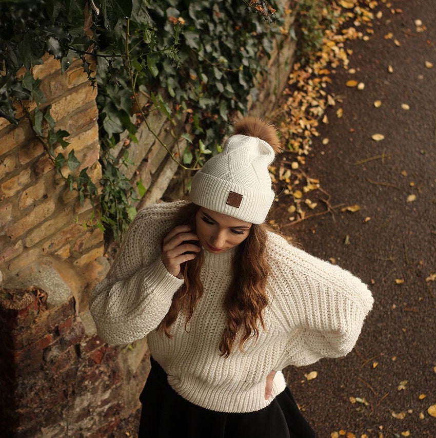 Wintermütze aus Kaschmir mit Fuchspelz-Bommel für Damen, einfarbige Kaschmirmütze, Geschenk für sie.