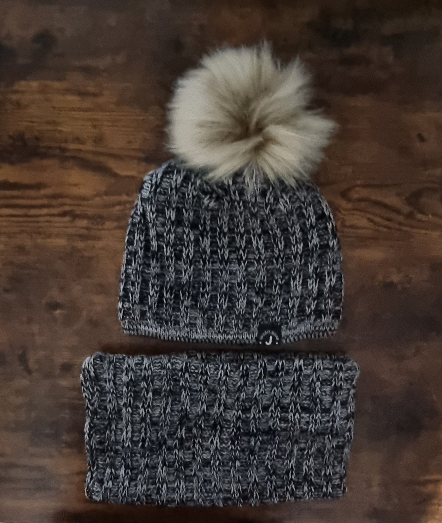 Veganfreundliches Set aus Strickmütze und Halswärmer für Damen, dickes Winterset, Wintermütze und Halswärmer-Set für Damen und Mädchen.