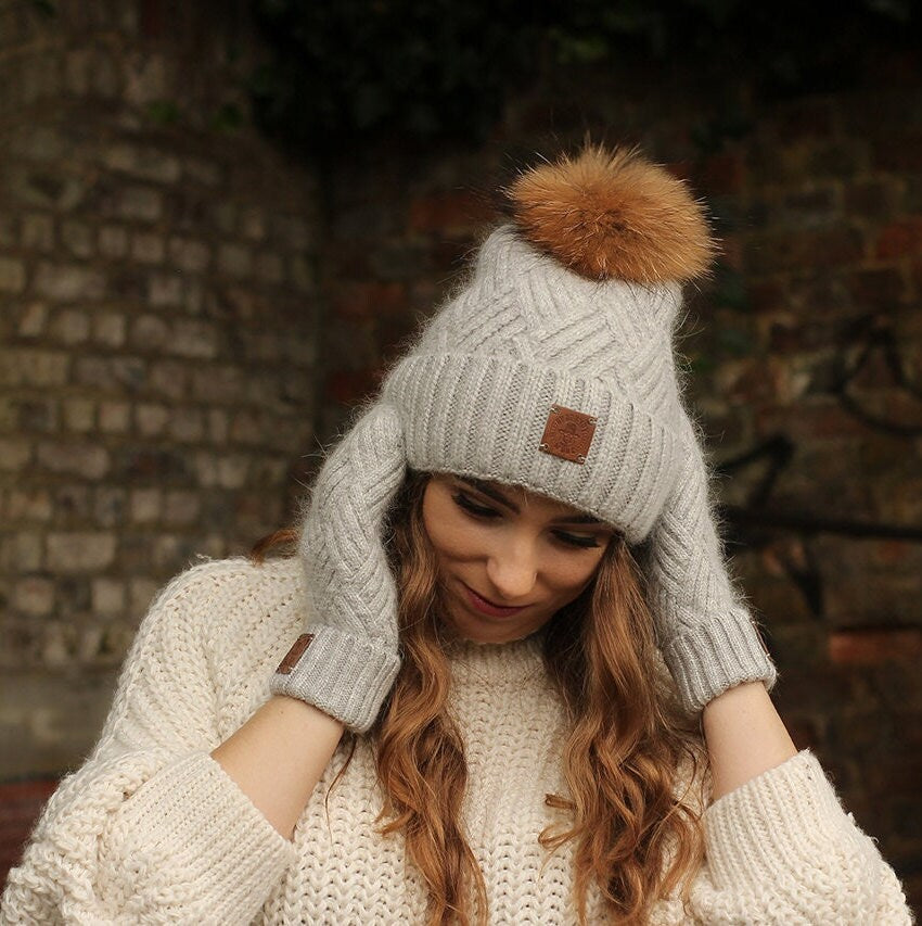 Warm Cashmere Women's Beanie with Fox Fur Pom Pom – Soft Winter Hat, Perfect Gift for Her