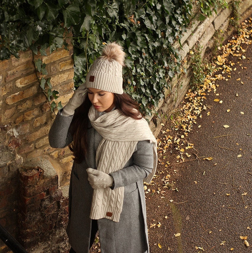 Kaschmir-Set für Damen: Bommelmütze, Handschuhe, Schal, Strickset, gemütliches und weiches Winter-Kaschmir-Set für Damen. Geschenk für sie.