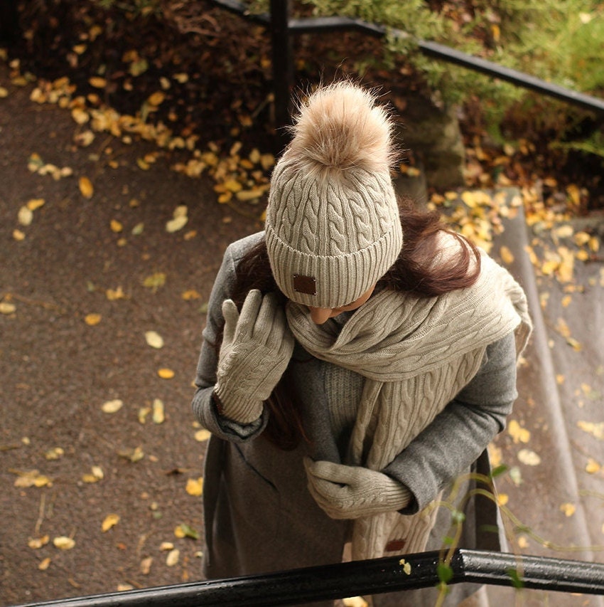 Kaschmir-Set für Damen: Bommelmütze, Handschuhe, Schal, Strickset, gemütliches und weiches Winter-Kaschmir-Set für Damen. Geschenk für sie.