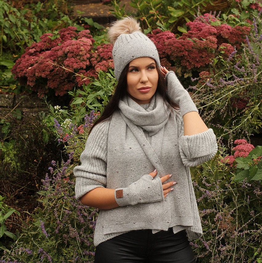 Ensemble cachemire : bonnet, gants, écharpe, bonnet à pompon en fausse fourrure, ensemble tricot, ensemble cachemire d'hiver pour femme confortable et super doux.