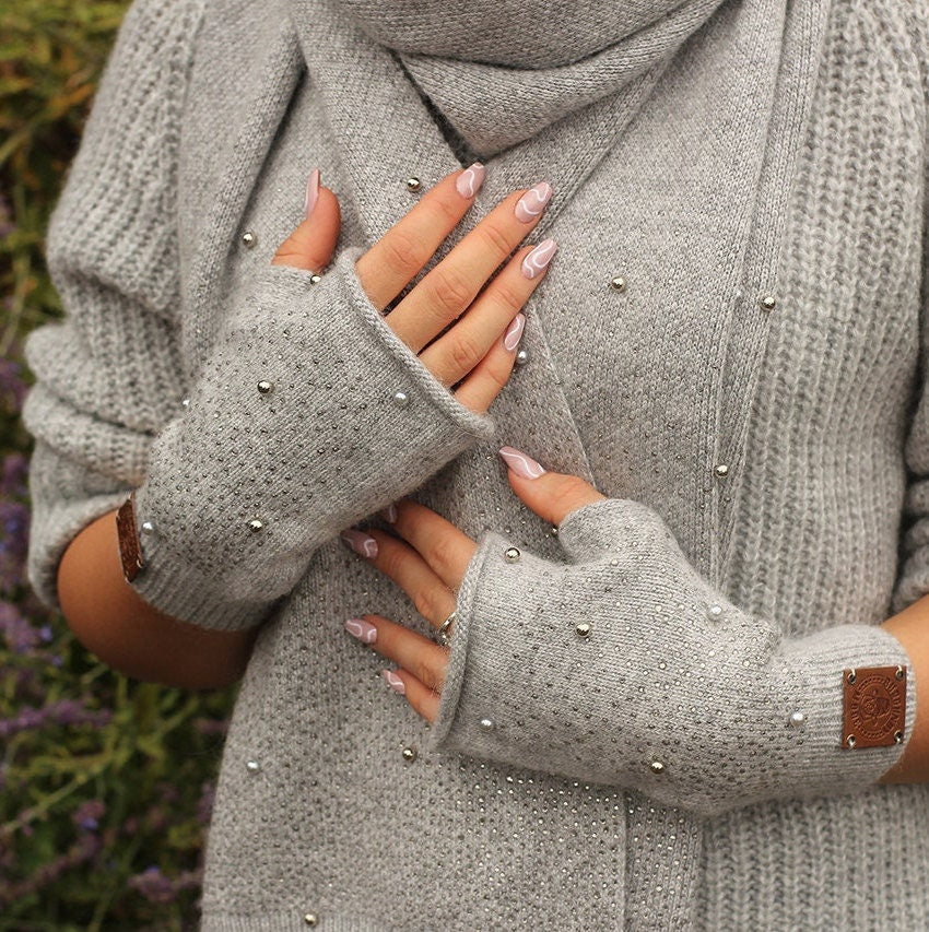 Ensemble cachemire : bonnet, gants, écharpe, bonnet à pompon en fausse fourrure, ensemble tricot, ensemble cachemire d'hiver pour femme confortable et super doux.