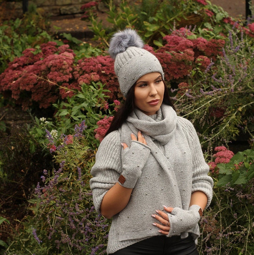 Ensemble cachemire : bonnet, gants, écharpe, bonnet à pompon en fausse fourrure, ensemble tricot, ensemble cachemire d'hiver pour femme confortable et super doux.