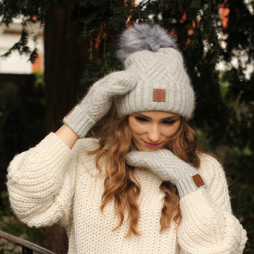 Bonnet chaud en cachemire pour femme avec pompon en fausse fourrure – Bonnet d'hiver doux, cadeau parfait pour elle