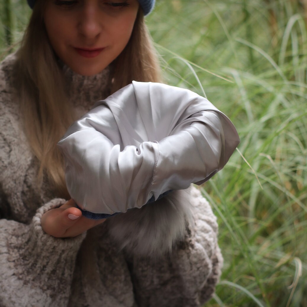 Bonnet à pompon doublé de soie et de cachemire pour femme, bonnet coupe-vent d'hiver, idéal pour les cheveux épais, bouclés et sans frisottis, cadeau pour elle