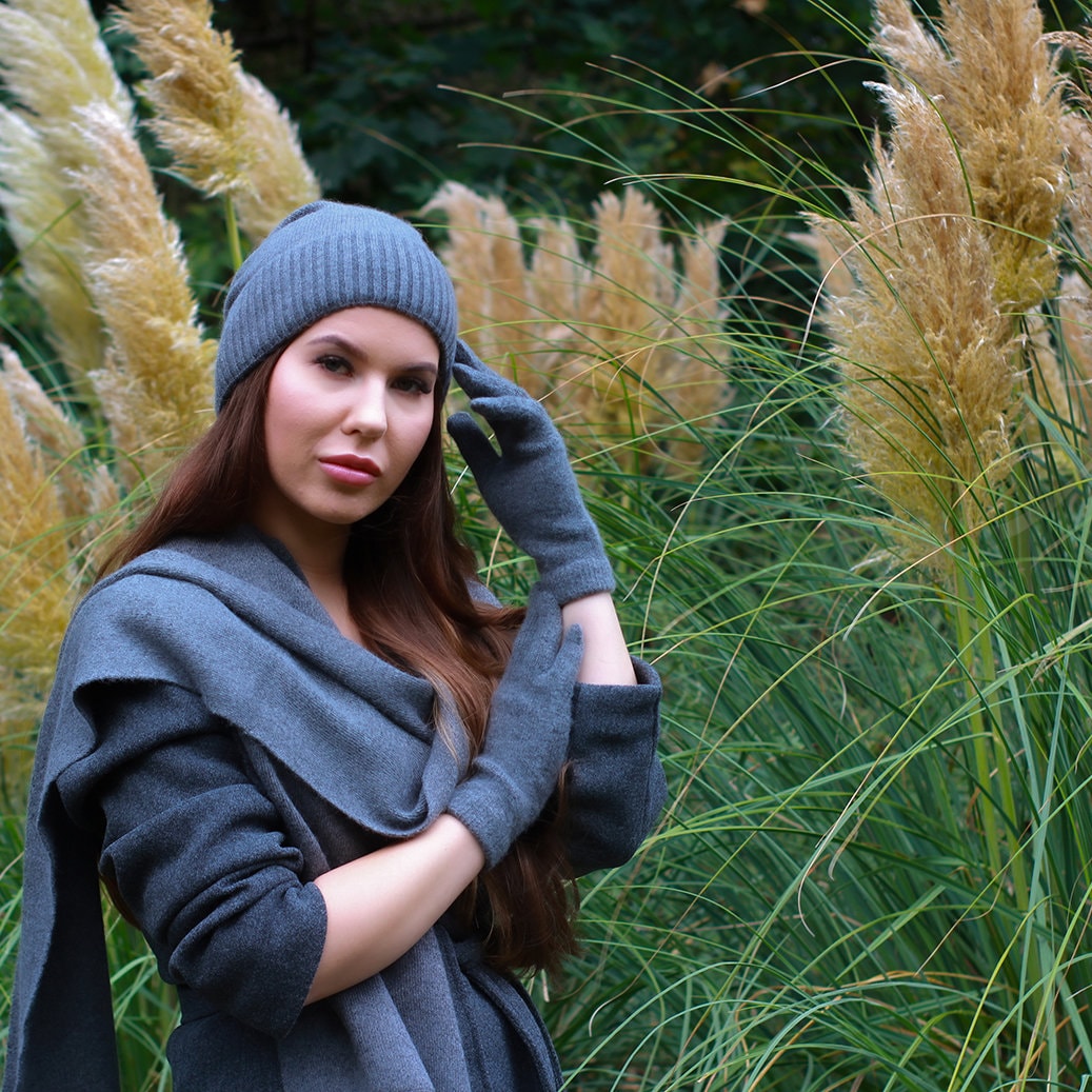 Ensemble en cachemire pour femme : bonnet, gants, écharpe, bonnet à pompon en fausse fourrure, ensemble d'hiver en cachemire chaud et doux pour femme, cadeau pour elle