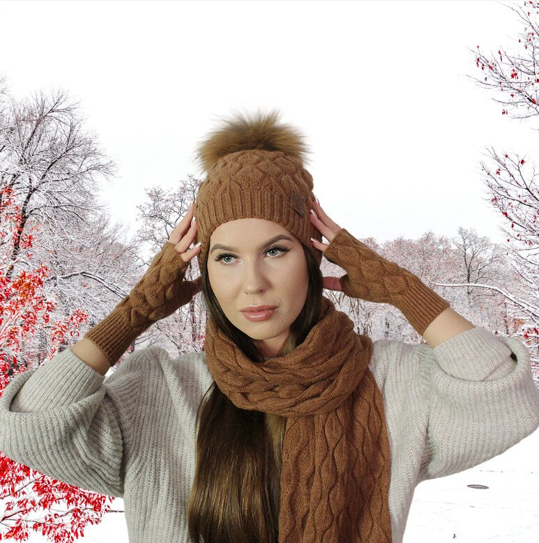 Kaschmir-Set für Damen: Mütze mit Fuchspelz-Pompon, Handschuhe, Schal, – BURGUNDY MODE