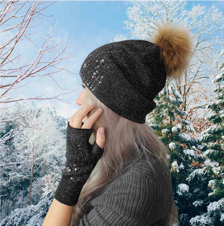 Ensemble brodé en cachemire pour femme : Bonnet à pompon en fausse fourrure brodé et gants sans doigts, Cadeau pour elle