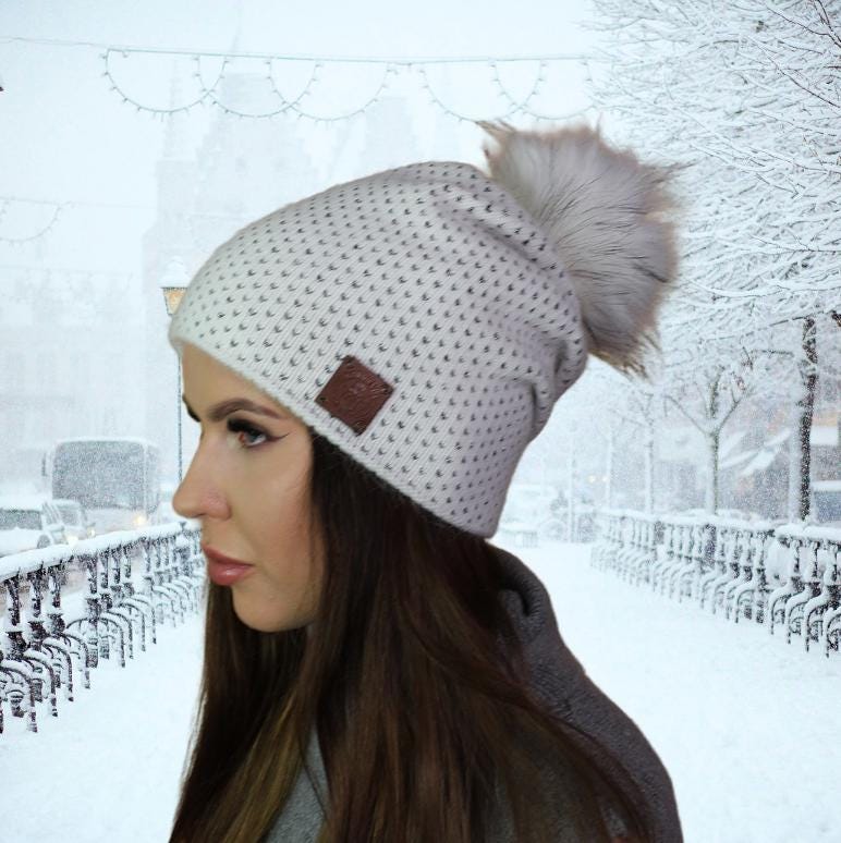 Bonnet en cachemire pour femme avec pompon en fausse fourrure | Bonnet d'hiver en tricot doux et confortable | Cadeau idéal pour elle