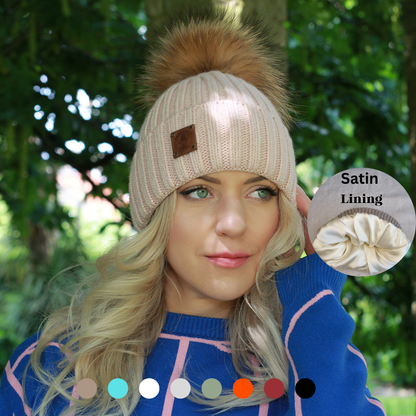 Cappello in cashmere con fodera in satin e pompon in pelliccia di volpe – vestibilità piccola