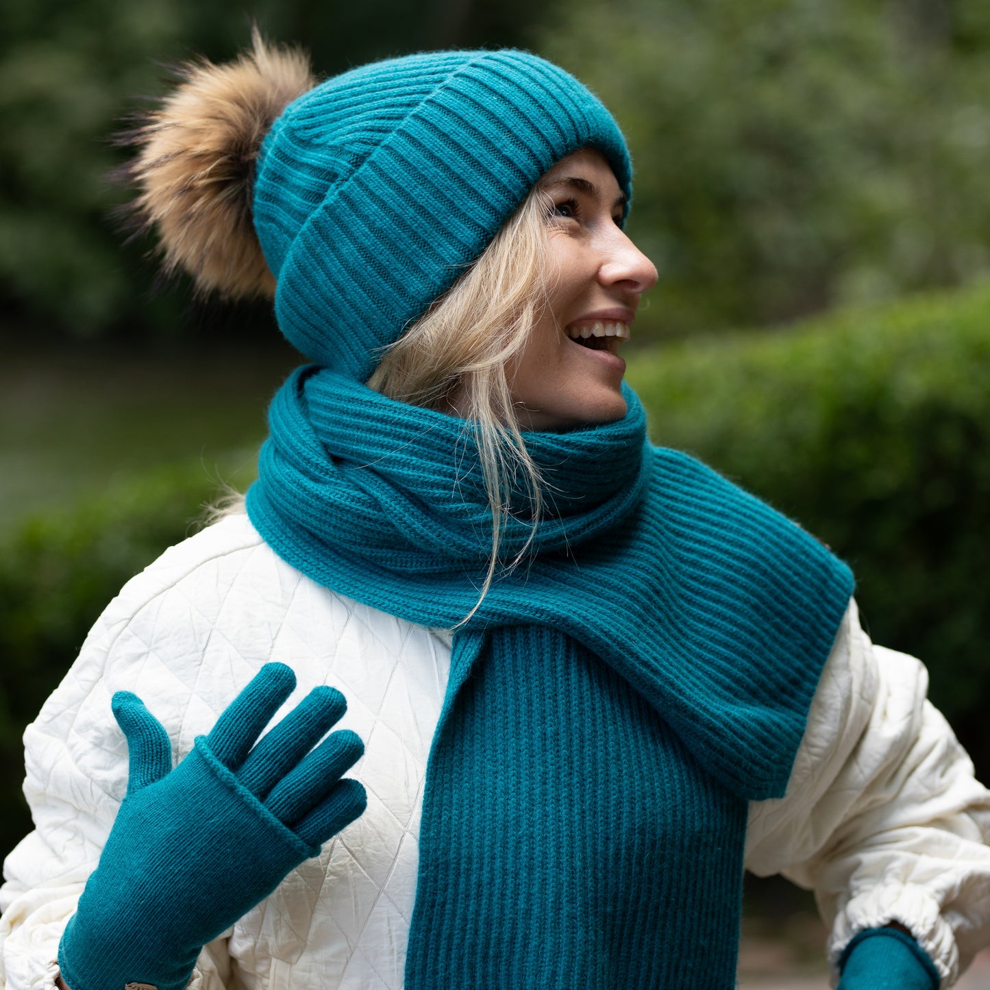 Kaschmir & 100 % REINE SEIDE Gefütterte Mütze – Wintermütze mit Kunstfellbommel, Frizz-frei, für lockiges Haar, luxuriöses Geschenk für sie