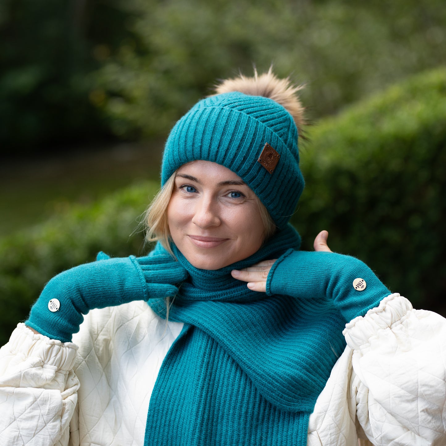 Kaschmir & 100 % REINE SEIDE Gefütterte Mütze – Wintermütze mit Kunstfellbommel, Frizz-frei, für lockiges Haar, luxuriöses Geschenk für sie