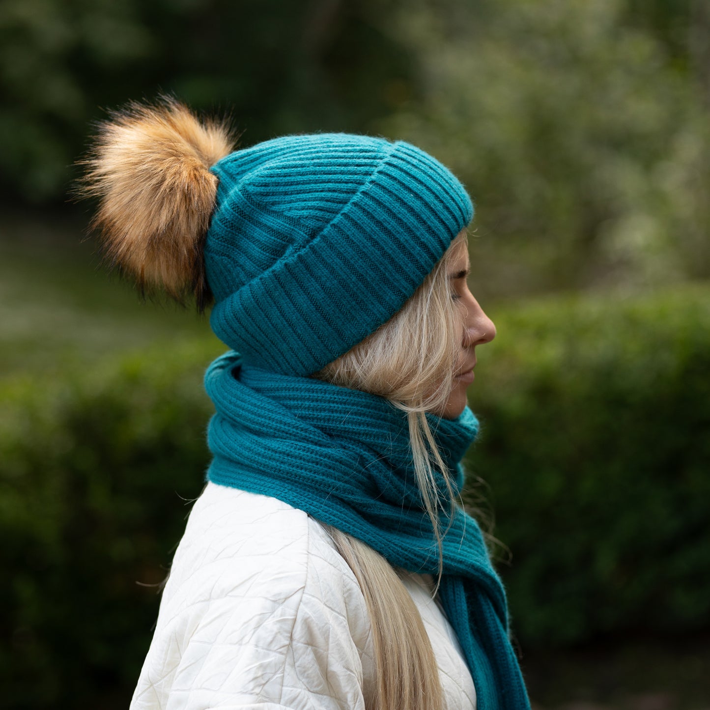 Kaschmir & 100 % REINE SEIDE Gefütterte Mütze – Wintermütze mit Kunstfellbommel, Frizz-frei, für lockiges Haar, luxuriöses Geschenk für sie