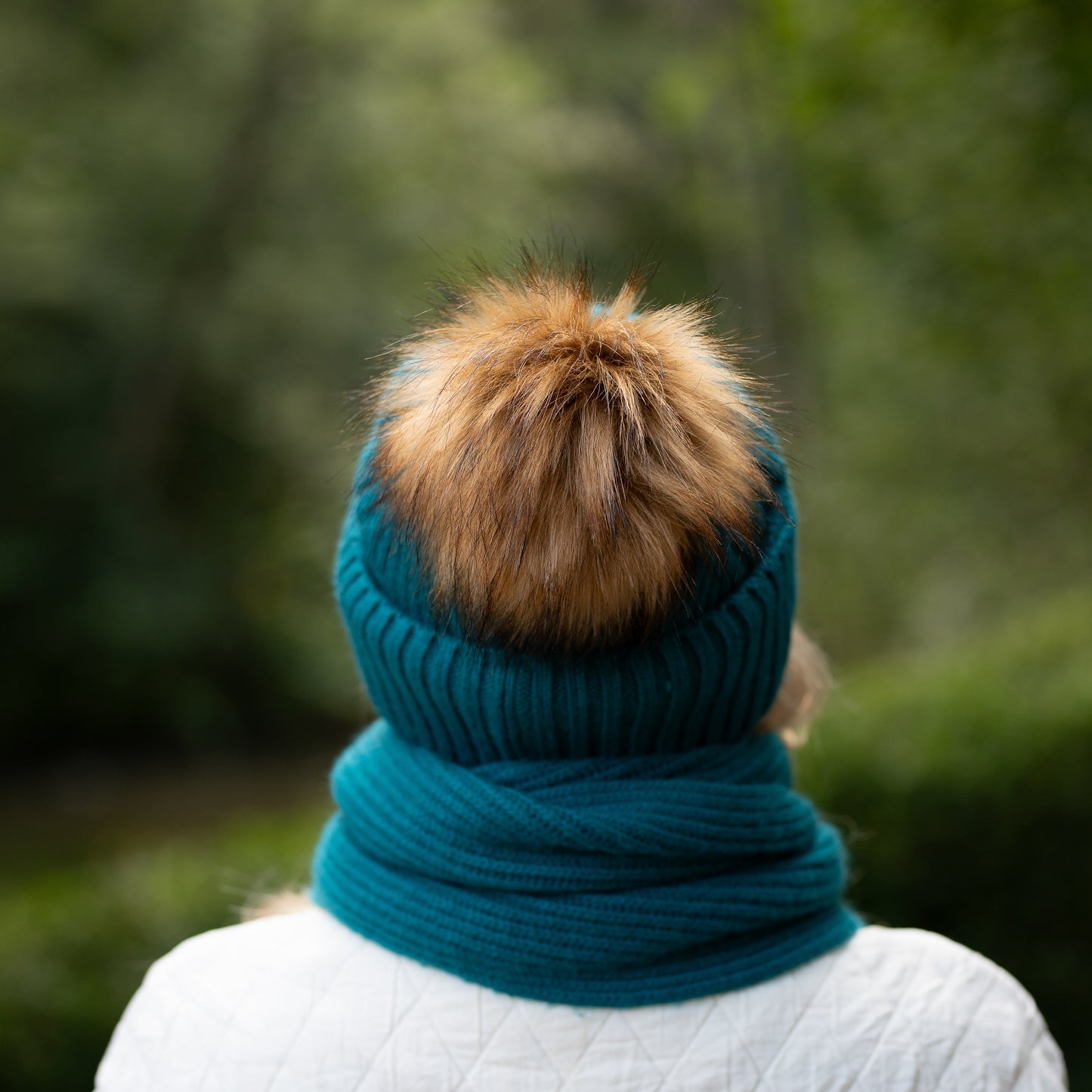 Kaschmir & 100 % REINE SEIDE Gefütterte Mütze – Wintermütze mit Kunstfellbommel, Frizz-frei, für lockiges Haar, luxuriöses Geschenk für sie